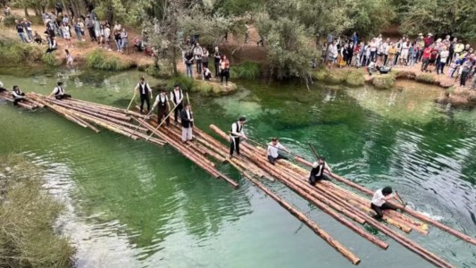 Los gancheros transportar los troncos por el río Tajo | herencia.net.