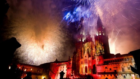 Espectáculo de fuegos artificiales en la Plaza del Obradoiro de Santiago de Compostela el Día Nacional de Galicia