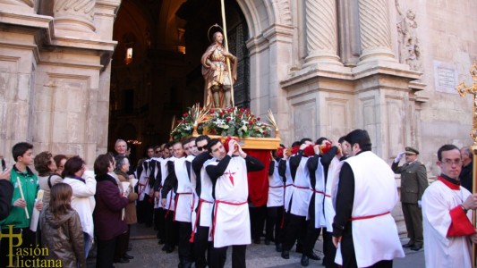 Procesión de San Agatángelo saliendo de la Basílica de Santa María