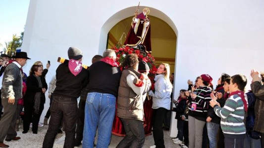 La imagen de San Antón saliendo de su ermita