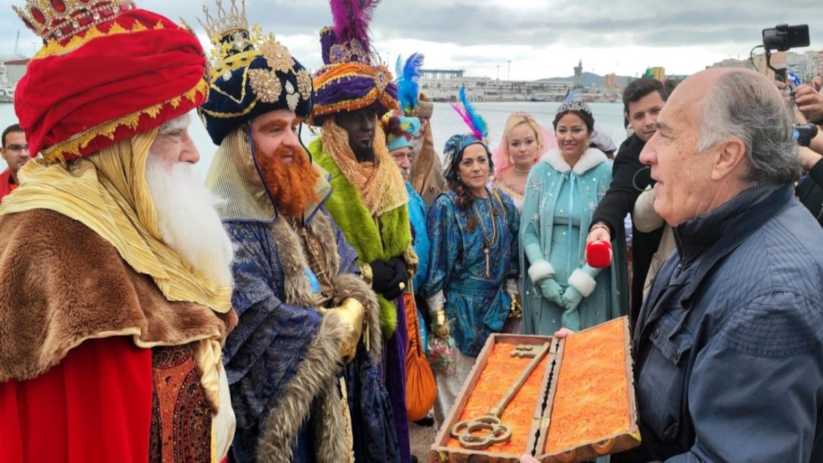 fiestas-reyes-magos-arrastre-latas-cabalgata-algeciras-4