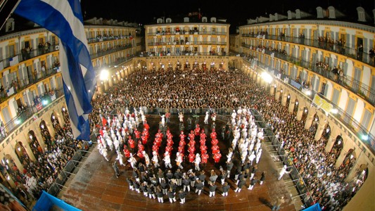 Izada de Bandera en la Plaza de la Constitución en la Tamborrada de San Sebastián