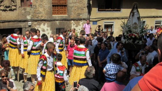 Detalle de los zancos en las Fiestas de Mayo en Anguiano