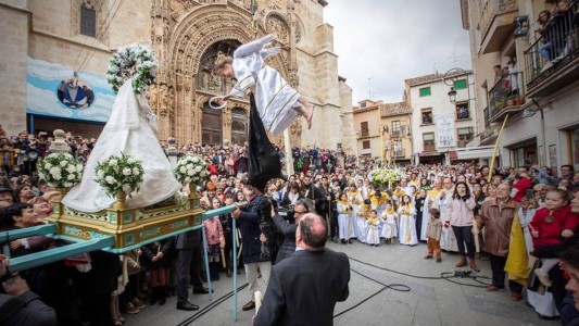 Bajada del Ángel el Domingo de Resurrección. Foto:  Paco Satamaría