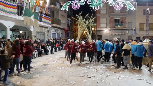 Los naranjeros entrando en la Plaza de España en las 'Danses del Rei Moro' en Agost. Foto: Tele Agost
