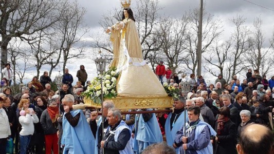 Los romeros portando la imagen de la Virgen de la Luz