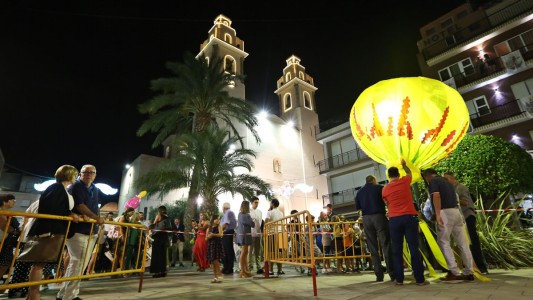 Lanzamiento de globos desde la puerta del templo de Santa en Elda