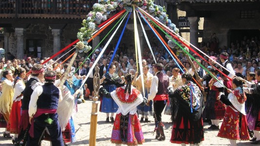 Los danzantes tejen y destejen el ramo en La Alberca