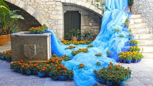 En cualquier rincón de Girona aparece la creativa y las flores