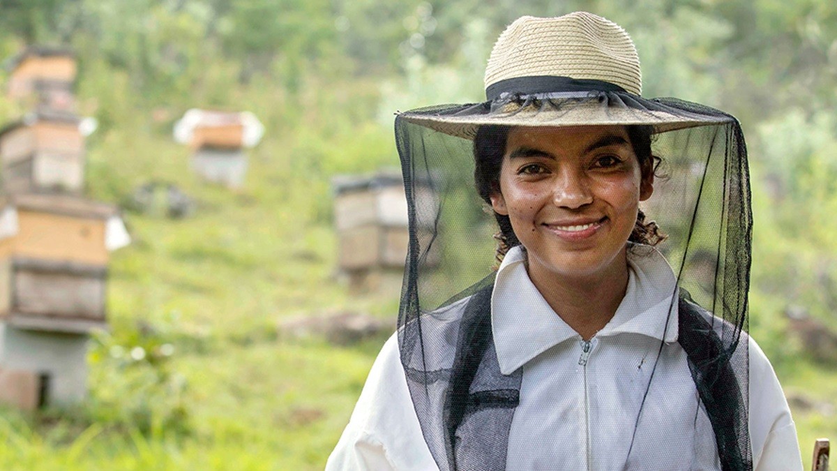 dia-mujeres-rurales-apicultora