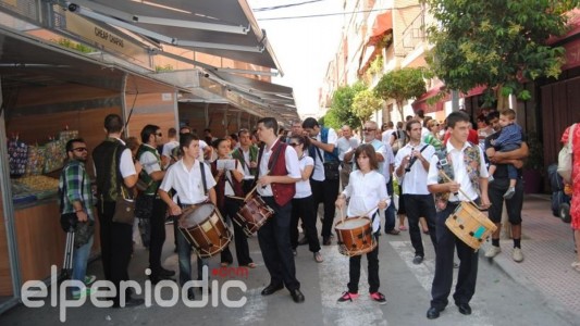 La música tradicional valenciana anima la Feria Artesanal y Gastronómica de Agost