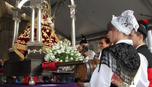 La primera manzana cosechada y el primer mosto se ofrecen a la Virgen del Portal, Patrona de Villaviciosa. Fotografía: elfielato.es