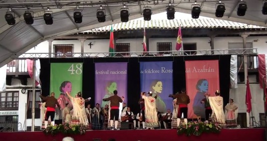 El último día de la Fiesta de la Rosa del Azafrán tiene lugar el Festival Nacional de Folclore