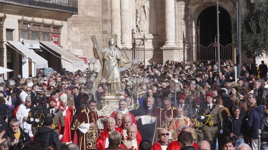 La imagen de San Vicente Mártir procesiona por las calles de València. Foto: Alberto Sáiz / AVAN)
