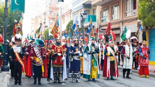 Banderines-guiones de las ocho comparsas participantes en las Fiestas de Moros y Cristianos sajeñas