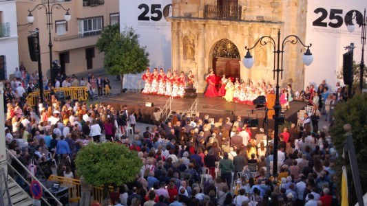 Coronación de las Cortes Infantil y Juvenil de la Feria y Fiestas Patronales de Los Barrios en la Plaza de la Iglesia