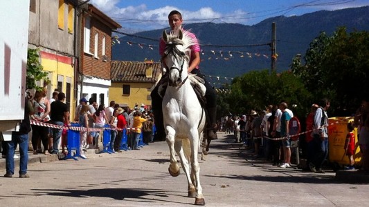 A destacar de la romería las entradas a caballos en Hontanares y Lanzahíta