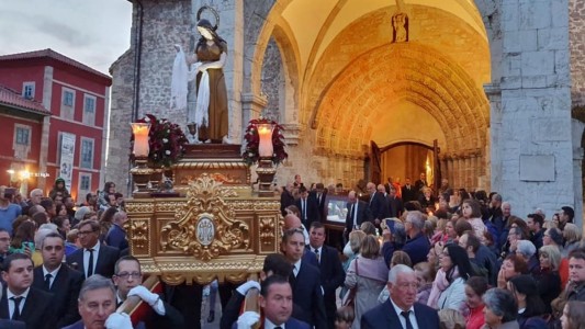 Procesión de Santa María Magdalena por el casco antiguo de Llanes. Foto: JRRT El Siglo