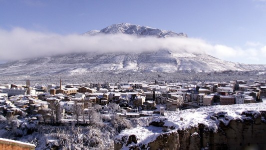 Vista de Zújar, con el cerro Jabalcón al fondo. Foto: Rimantas Lazdynas