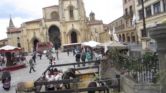 Uno de los mercados de la Feria de Ascensión en la Plaza Alfonso II el Casto, delante de la Catedral, de Oviedo