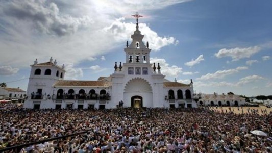 Más de un millón de romeros se congregan en la ermita de El Rocío el Lunes de Pentecostés