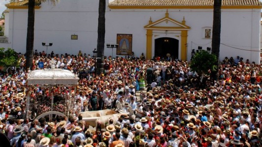 Las Hermandades de El Rocío pasan por Villamanrique de la Condesa. Foto: Manuel Solís Moreno