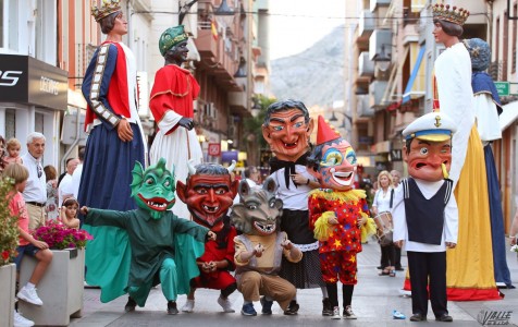 La comparsa de Gigantes y Cabezudos de Elda en la Fiesta de Corpus Christi. Fotografía: Valle de Elda