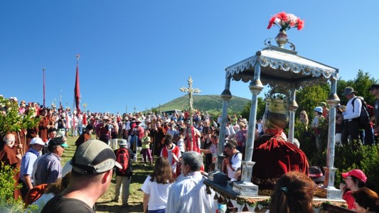 Romería de Santa Orosia, con la cabeza de la Santa, camino del monte Oturia