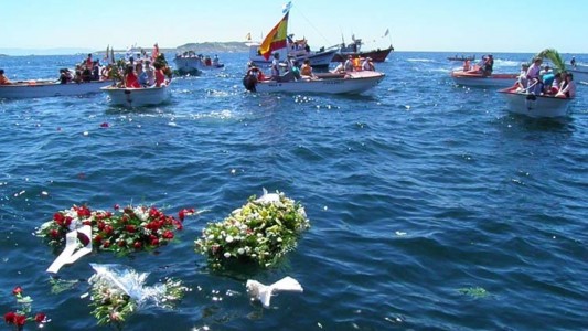 Homenaje a los marineros desaparecidos en la parroquia de Aguiño del concello de Ribeira