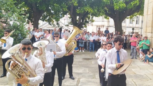 'Salida de Bandas' acto que se celebra en la víspera de la festividad de Santa Marta. Foto: Concello de Ortigueria
