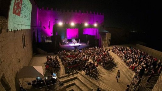 El patio de armas del castillo convertido en escenario teatral. Fotografía: Pilar Diago
