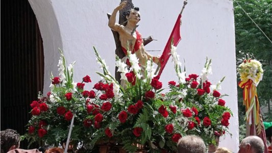 La imagen de San Sebastián, Patrón de Quéntar, saliendo de su ermita. Foto: Torrecillas