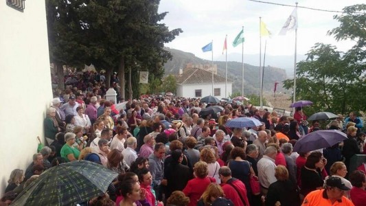 Miles de personas se acercan a las Fiestas del Cristo del Paño y llenan de vida las calles de Moclín