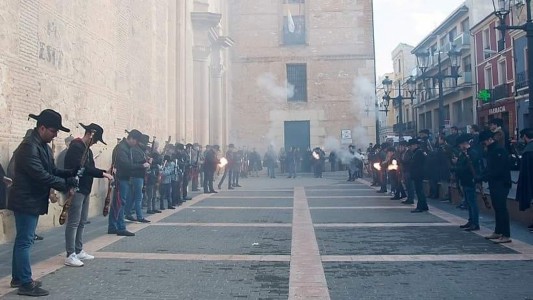 Disparando todos al unísono, a la llegada al atrio de la Basílica. Foto: Asociación Mayordomos