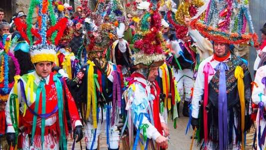 El Martes de Carnaval la villa de Manzaneda reúne los 'fuliones' del concello. Foio: Orgullo Galego