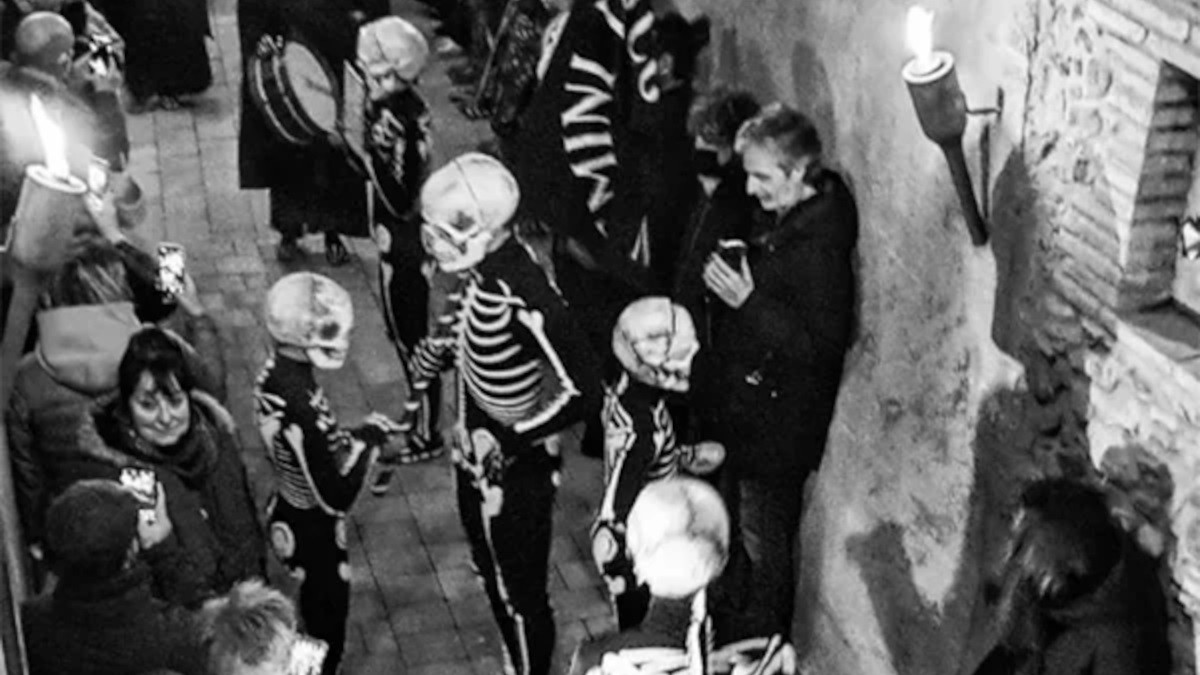 procesion-danza-muerte-jueves-santo-verges-5