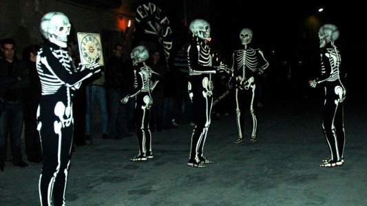 La Danza de la Muerte de Verges en la noche del Jueves Santo. Foto: Dantzan