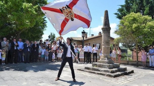 El 'tremolado de la bandera', centro de la Fiesta de Santa Isabel en Elciego. Foto: Noticias de Álava