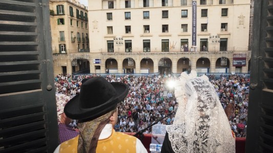 Pregón e inicio oficial de las Hogueras de San Juan, desde el balcón del Ayuntamiento de Alicante. Foto: Alicante Turismo