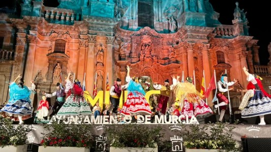 La Catedral de Murcia magnífico escenario para el folklore en el Mediterráneo. Foto: Peña  huertana 'Los Güertanos'