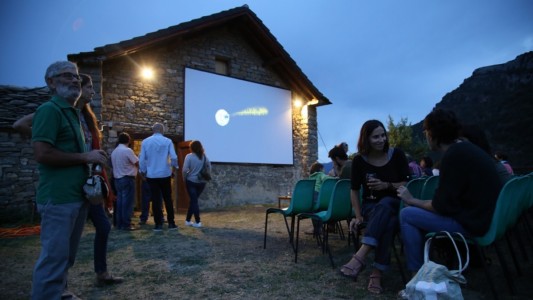 Cine bajo las estrella en Ascaso en la provincia de Huesca. Foto: cineascaso.org