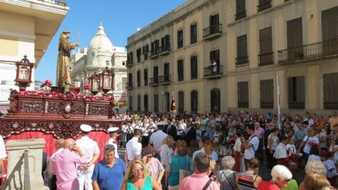San Daniel recorre las calles de Ceuta arropado por sus fieles. Foto: Raúl Santos / laverdaddeceuta.com