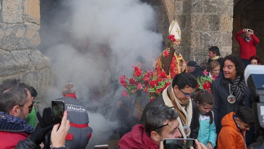 La talla de San Andrés sale de la Iglesia de San Servando y San Germán inmerso en el humo. Foto: Jynus
