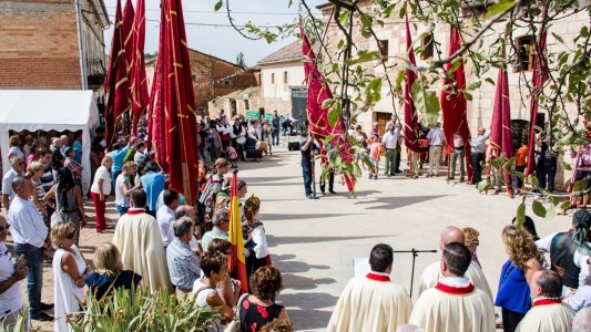 Momento del saludo de los pendones en la Fiesta de la Merindad de Río Ubierna. Foto: sandovaldelareina.com