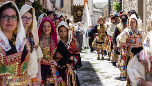 Trajes tradicionales con ricos bordados durante la celebración del Corpus en Lagartera. Foto: Manu Reino / elviajero.elpais.com