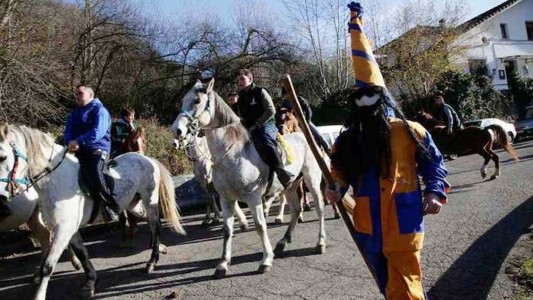 Capitaneados por el Guirria, los mozos solteros de San Juan Beleño salen a pedir el aguinaldo con sus caballos. Foto: elfielato.es