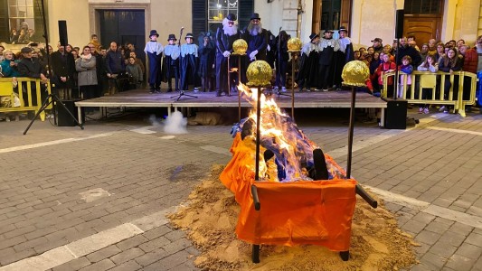 Bernat Figuerola arde en el final del Carnaval de Alaior. Foto: Ayto. Alaior
