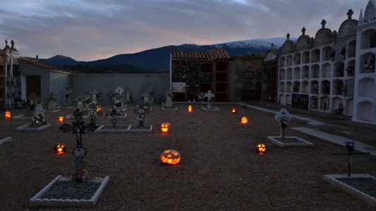 El cementerio de Trasmoz se ilumina con la Luz de las Ánimas. Foto: panibericana.com