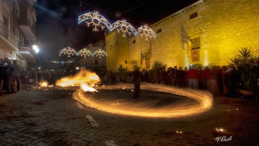 Ruedas con 'fatxos' grandes en la Nochebuena de Onil. Foto: v.Guill / Turismo Comunitat Valenciana