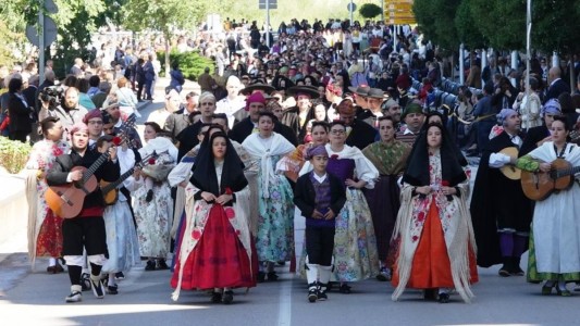 Desfile en el Día de la Faldeta. Foto: Ayuntamiento Fraga